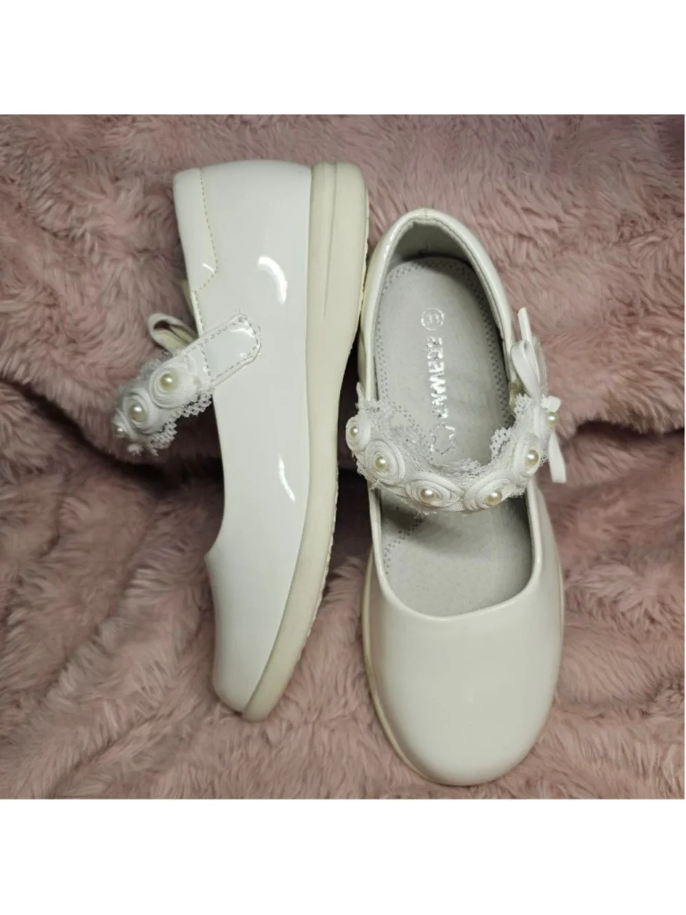Apawwa White Patent Leather Girls Mary Jane Shoes with Pearl and Lace Strap